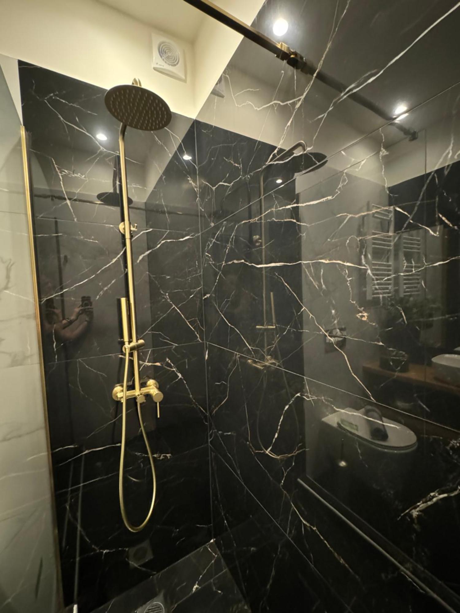 R&g Luxury Varkiza